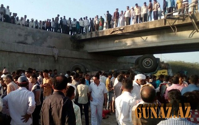Hindistanda avtobus dərəyə aşıb, 12 nəfər ölüb