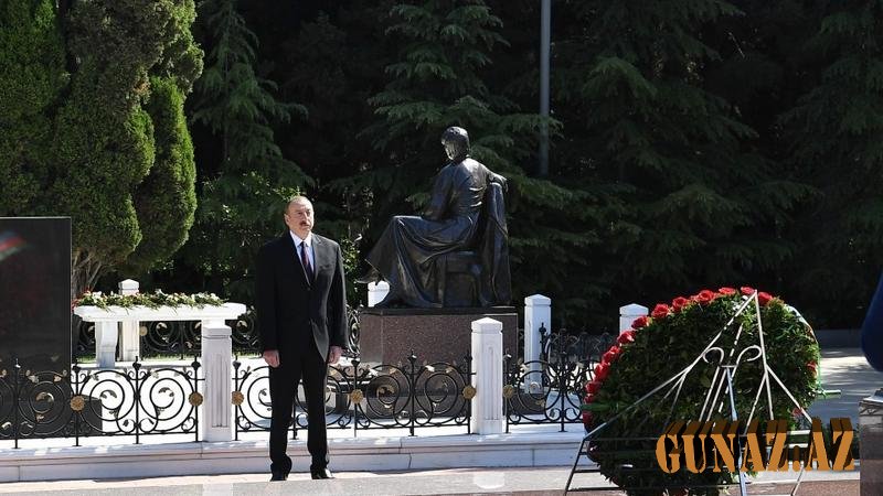 Prezident ümummilli lider Heydər Əliyevin məzarını ziyarət etdi
