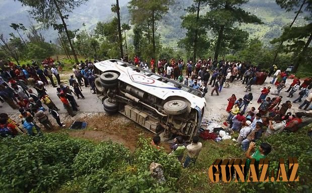 İndoneziyada avtobus qarşı yola çıxdı: 12 ölü