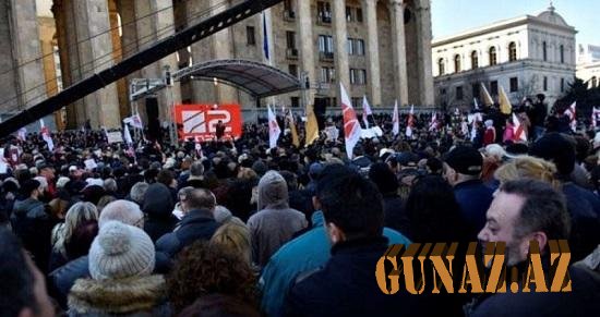 Tiflisdə etirazlar: Putinin şəkli yandırıldı, İvanişvili dəstəklədi