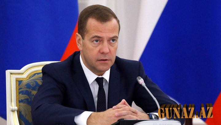 Medvedev rüşvət almaqda ittiham edilən məmuru vəzifəsindən azad edib