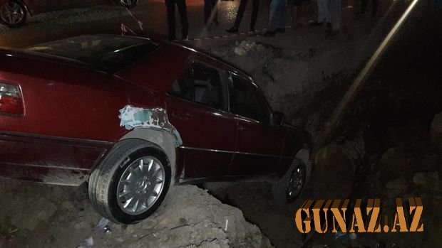 Xırdalanda “Mercedes” kanalizasiya çuxuruna düşdü - VİDEO