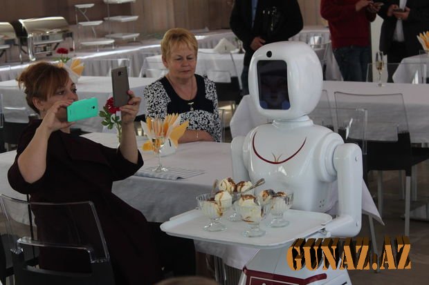 İstanbul restoranında ofisiantları robotlar əvəzlədi