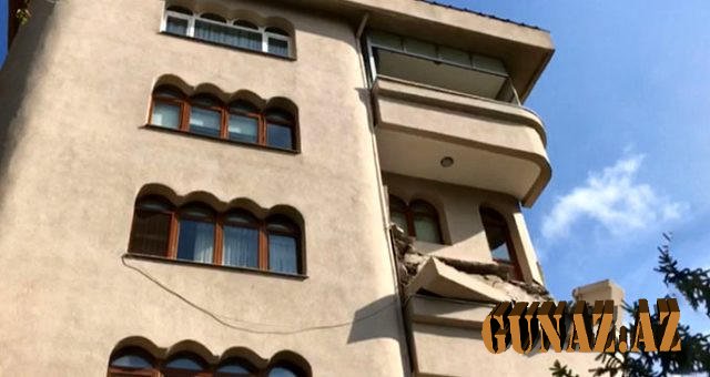 Zəlzələnin fəsadları – İstanbulda binanın balkonu çökdü