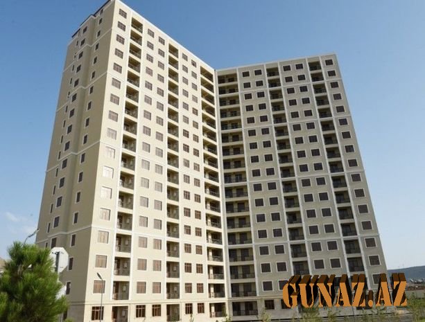 “Jurnalistlər binası”ndan uçan məhəccər avtomobili zədələdi - FOTO
