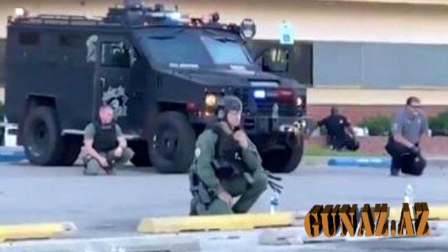 ABŞ-da polislər etirazçılar önündə diz çökdü
