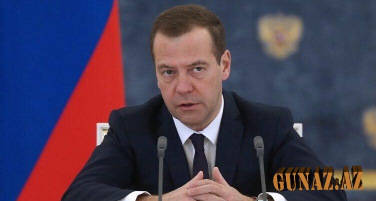 Rusiyada işləmək qaydaları dəyişdirilir - Medvedev sərtləşmə olacağını açıqladı