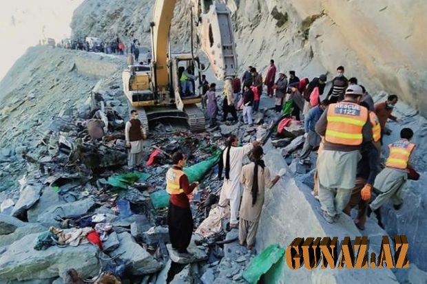 Pakistanda sərnişin avtobusu torpağın altında qaldı: 16 nəfər öldü