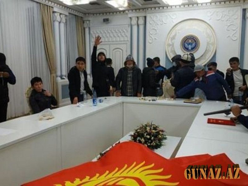 Atambayev azad edildi: parlament binası YANIR +VİDEO