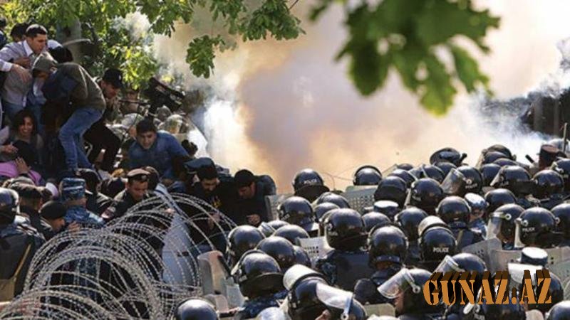 İrəvan QARIŞDI: Hökumət binasına basqın edildi