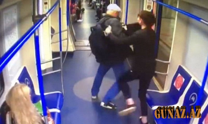 Gənc qız oğrunu metroda döydü - VİDEO