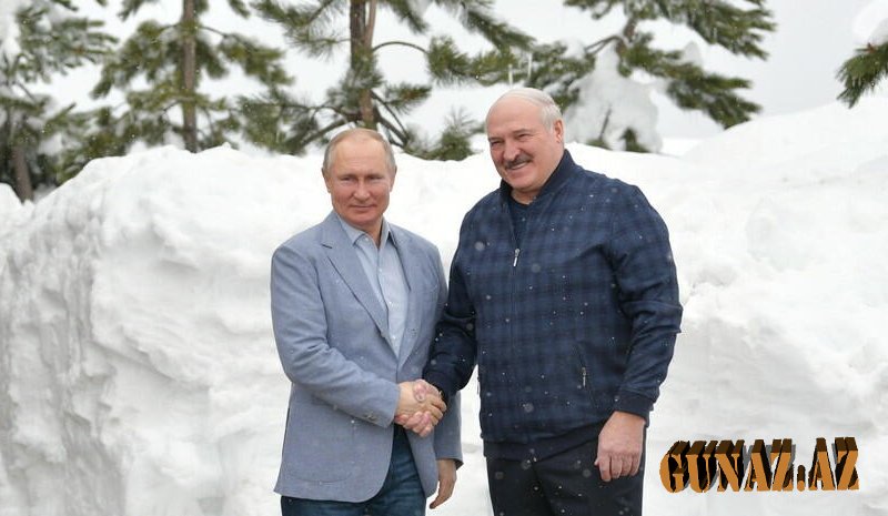 Lukaşenko Putinə bir səbət dolusu hədiyyə verdi