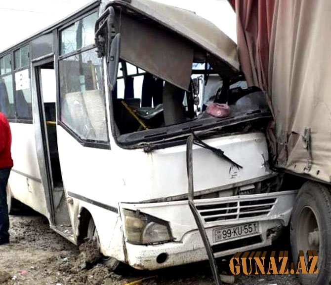 Gəncədə avtobus qəzaya uğradı: yaralılar var
