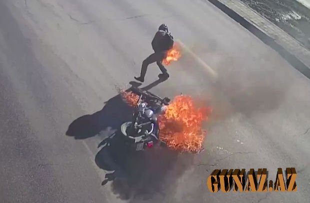 Qəzaya uğrayan motosikl sürücüsü alovlara büründü - VİDEO