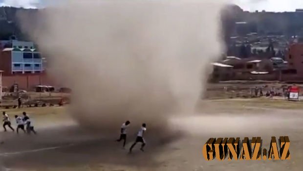 Tornado futbolçunu havaya qaldırıb, yerə çırpdı - VİDEO