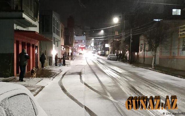 Bu ölkədə qar yağdı, yolları buz bağladı - Video