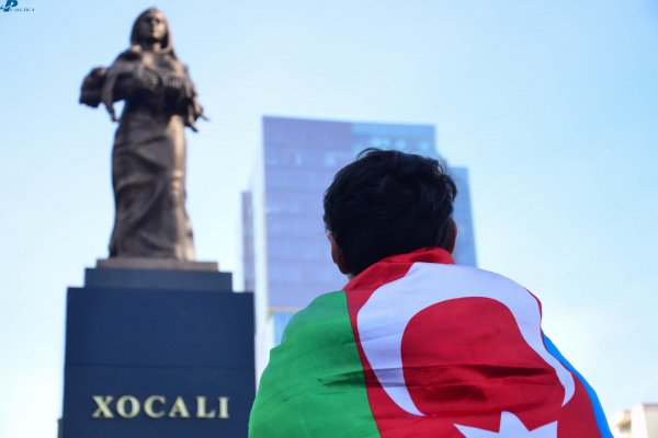Hökümət rəsmiləri Xocalı Soyqırımı abidəsini ziyarət edib