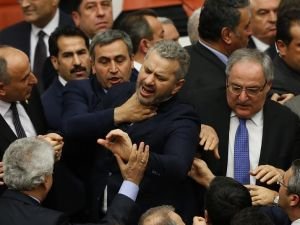 Türkiyə parlamentində yenə dava düşüb, xəsarət alanlar var - YENİLƏNİB