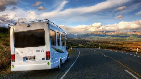 Zelandiyada  avtobus 10 m hündürlükdən dərəyə düşüb