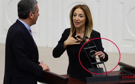 Deputat özünü mikrofona qandalladı - ETİRAZ - FOTO