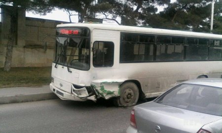 Marşut avtobusu ilə minik avtomobili toqquşdu-FOTO