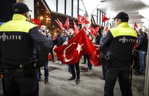 Hollandiya polisi türkiyəli nazirdən ölkəni tərk etməsini istəyib
