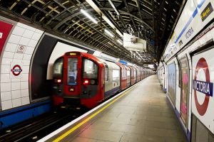 London metropolitenində şübhəli paket tapılıb