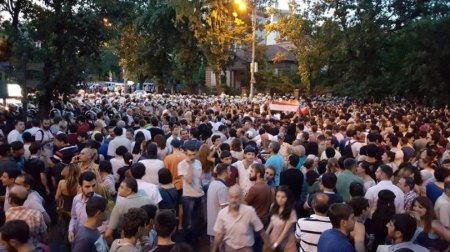 Ermənistanda nümayiş: Bir nəfər bıçaqlandı