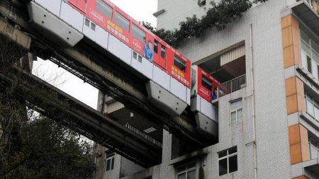 Çində qatarlar 19 mərtəbəli binanın içərisindən keçir