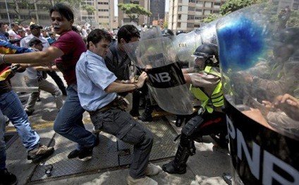 Venesuelada etiraz aksiyalarında 44 nəfər həlak olub