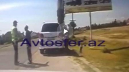 Yol polisi maşında sudurğa keçirən uşağı xilas etdi - VİDEO