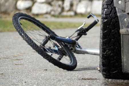 14 yaşlı velosipedçi yük maşınının altında qaldı