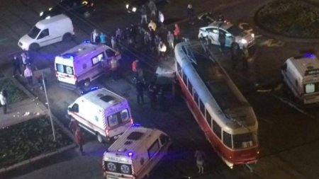 AĞIR QƏZA: Deputatın maşını tramvaya çırpıldı