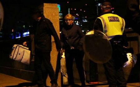 Londonda maşını kütlənin üzərinə sürdülər