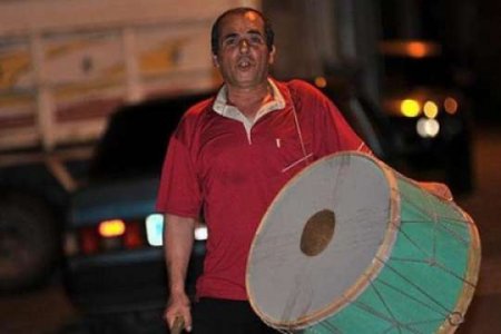 Ramazanda davulçuluqla qazandığı pul ilə 23 yetim uşağa paltar aldı