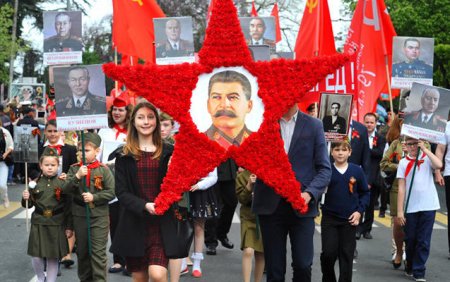 Ruslar Stalini tarixin ən dahi şəxsi seçdilər