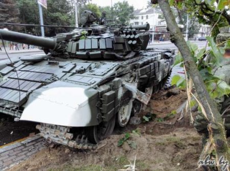 Hərbi parad zamanı tank işıq dirəyinə çırpıldı - VİDEO