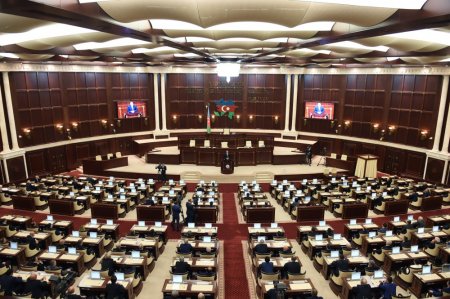 Deputatların etik davranış qaydaları haqqında qanun qəbul edildi
