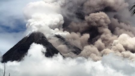 Vulkan püskürdü, turistlər ölümdən döndü