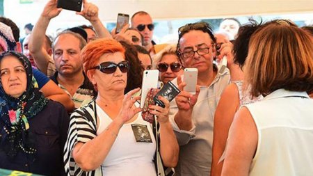Ölən müğənnini ortalığa qoyub selfi çəkdirdilər - FOTO