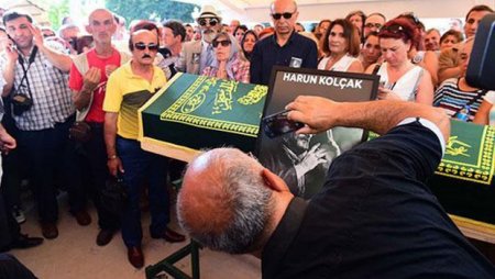 Ölən müğənnini ortalığa qoyub selfi çəkdirdilər - FOTO