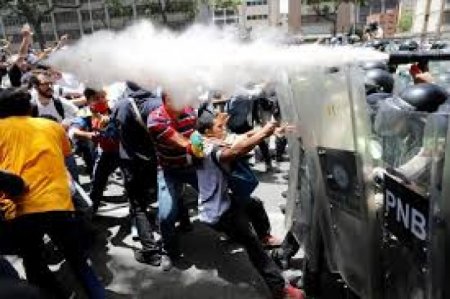 Venesuelada aksiyalar səngimir - Polis güc tətbiq etdi