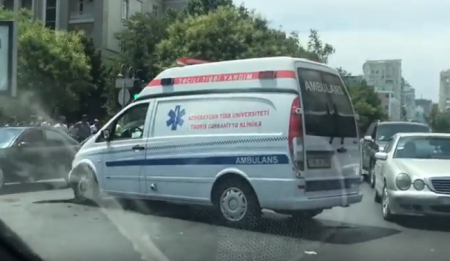 Bakıda ambulans qəzaya düşdü - Tıxac yarandı/ VİDEO