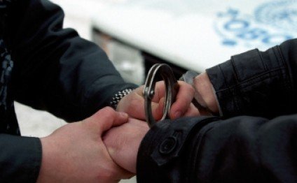 Atasının evindən oğurluq etdi