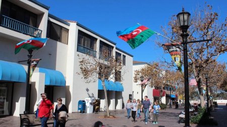 ABŞ-ın Monterey şəhərinin mərkəzi Azərbaycan bayraqlarına büründü - FOTO