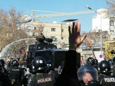 İranda etiraz aksiyası zamanı polislə qarşıdurma baş verdi