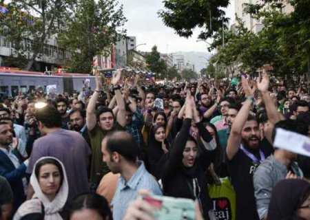 İranda kütləvi etirazlar: 13 şəhər ayağa qalxdı