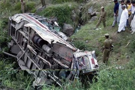 Avtobus dərəyə aşdı: 48 nəfər öldü