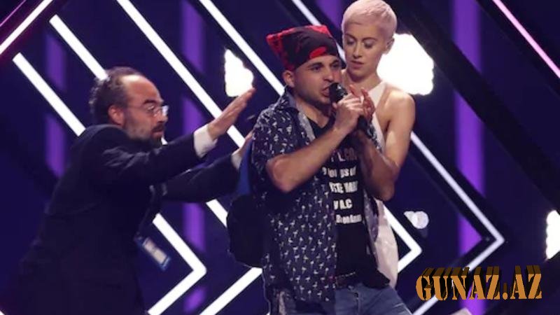 "Eurovision-2018"-də BİABIRÇILIQ: Müğənninin mikrofonunu əlindən aldılar - VİDEO