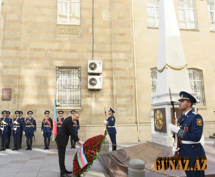 Prezident Cümhuriyyətin abidəsini ziyarət etdi (FOTOLAR)